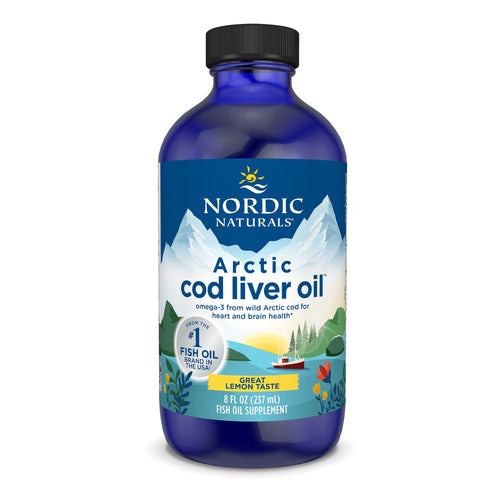 Eine blaue Flasche mit der Aufschrift 'Nordic Naturals Arctic Cod Liver Oil'. Die Flasche zeigt eine Landschaft mit Bergen, Bäumen und einem Boot. Es handelt sich um ein Fischölpräparat mit Zitronengeschmack, das aus wildem arktischem Kabeljau gewonnen wird. Die Flasche enthält 237 ml.