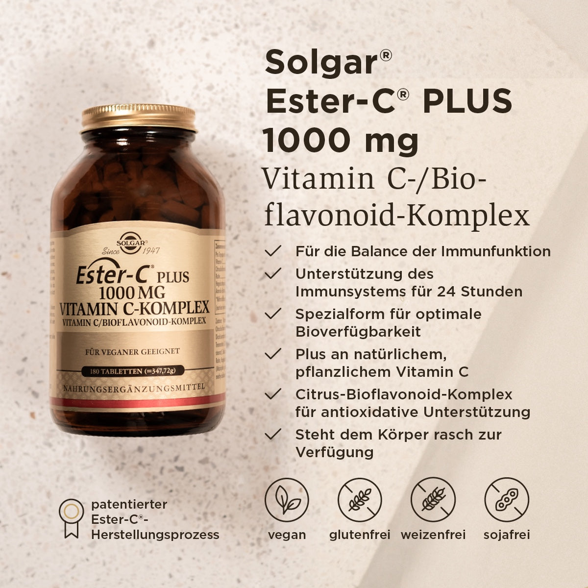 Eine braune Glasflasche von Solgar Ester-C Plus 1000 mg steht auf einer hellen Oberfläche. Neben der Flasche sind Informationen über das Produkt aufgelistet, darunter Vorteile wie Unterstützung der Immunfunktion, vegane und glutenfreie Eigenschaften. Es sind auch Symbole, die auf die Eigenschaften des Produkts hinweisen, wie vegan, glutenfrei und sojafrei.