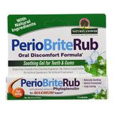 Die Verpackung der PerioBriteRub Oral Discomfort Formula von Nature's Answer zeigt ein beruhigendes Gel für Zähne und Zahnfleisch. Es ist glutenfrei, fluoridfrei, sojafrei/vegetarisch, ohne Natriumlaurylsulfat und künstliche Süßstoffe. Enthält Phytoplenolin für maximale Unterstützung. Die Verpackung ist grün und weiß, mit einem Logo von Nature's Answer und dem Hinweis auf natürliche Inhaltsstoffe.