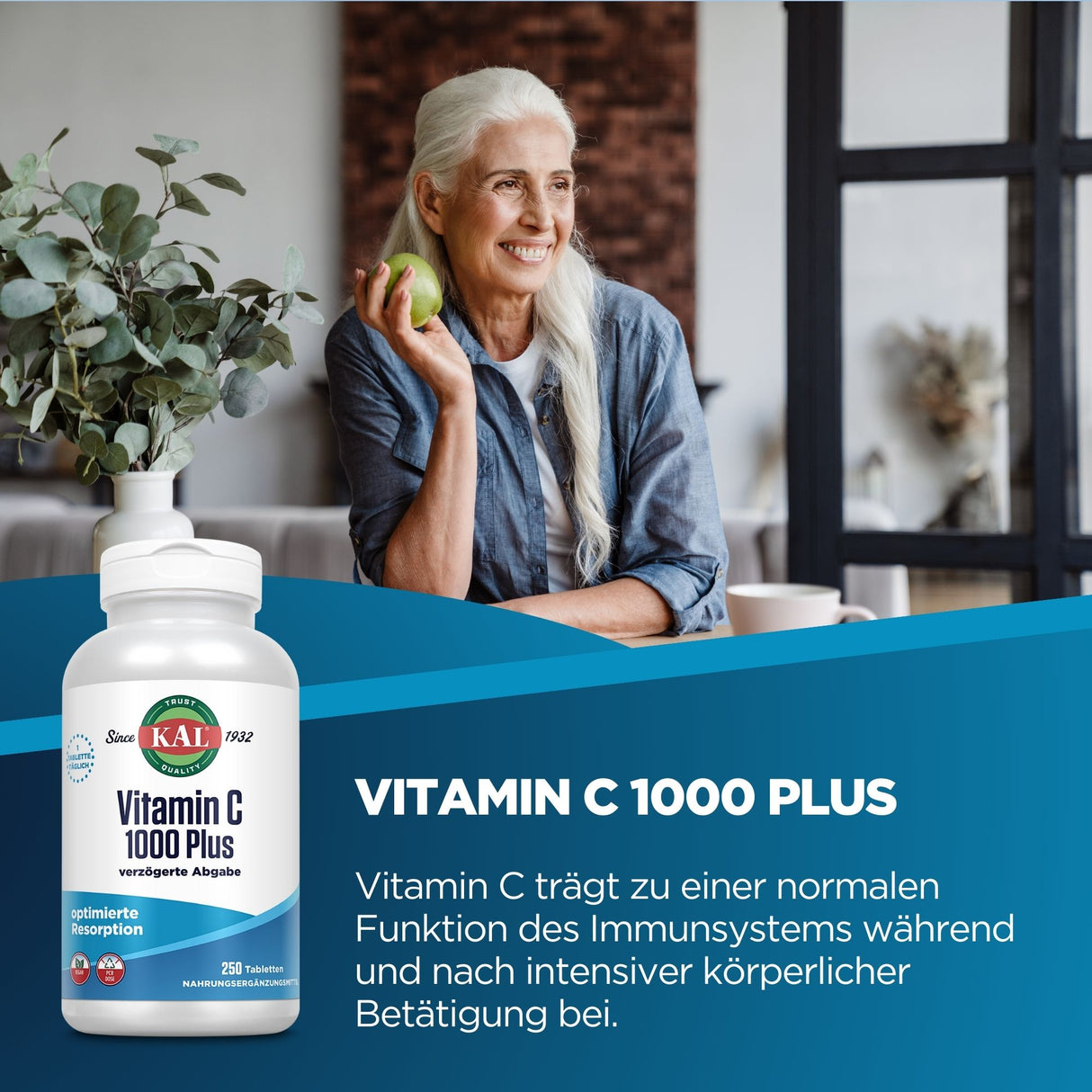 Das Bild zeigt eine ältere Frau mit langen weißen Haaren, die in einem modernen Raum sitzt. Sie hält einen grünen Apfel in der Hand und lächelt. Neben ihr steht eine Vase mit Eukalyptusblättern. Im Vordergrund ist eine Flasche Vitamin C 1000 Plus von KAL zu sehen. Auf der Flasche steht 'verzögerte Abgabe, optimierte Resorption'. Der Hintergrund zeigt ein Fenster und eine Ziegelwand.