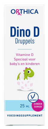 Eine Verpackung des Nahrungsergänzungsmittels 'Dino D Druppels' von Orthica. Auf der Vorderseite steht 'Vitamine D Speciaal voor baby's en kinderen'. Ein grüner Dinosaurier schlüpft aus einem Ei. Das Produkt ist vegetarisch und zuckerfrei.