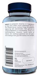 Eine Flasche mit blauen Vegacapsules von Orthica ist abgebildet. Auf dem Etikett steht der Gebrauchshinweis, die Dosierung und weitere Produktinformationen. Die Flasche hat einen blauen Deckel und enthält 90 Kapseln. Die Adresse des Herstellers in Almere, Niederlande, ist ebenfalls angegeben.