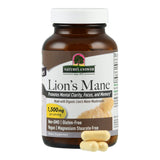 Das Bild zeigt eine braune Flasche mit weißem Deckel, auf der "Nature's Answer Lion's Mane" steht. Die Flasche enthält Nahrungsergänzungsmittel in Kapselform. Auf dem Etikett sind Informationen wie "Promotes Mental Clarity, Focus, and Memory" und "1,500 mg per serving" zu sehen. Außerdem wird hervorgehoben, dass das Produkt Non-GMO, Gluten-Free, Vegan und Magnesium Stearate Free ist.