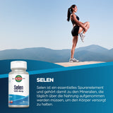 Eine Frau in Sportkleidung steht auf einem Felsen in einer Berglandschaft und dehnt ihr Bein. Links unten ist eine Selen-Flasche der Marke KAL abgebildet. Der Hintergrund zeigt blauen Himmel und Berge. Text erläutert die Bedeutung von Selen als Spurenelement.