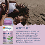 Zwei lachende Personen am Strand, daneben eine Packung Solaray Grüner Tee Kapseln mit Text über den Tee-Extrakt.