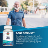 Ein älterer Mann mit weißem Bart und Kopfhörern joggt auf einer städtischen Straße. Im Vordergrund ist eine Packung des Produkts 'Bone Defense' von KAL zu sehen. Der Text beschreibt das Produkt als Nährstoff-Komplex für die Knochen.
