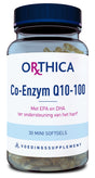 Ein Glasbehälter mit blauem Deckel, auf dem "ORTHICA Co-Enzym Q10-100" steht. Enthält 30 Mini-Softgels. Auf der Verpackung steht: "Met EPA en DHA ter ondersteuning van het hart" und "VOEDINGSSUPPLEMENT".