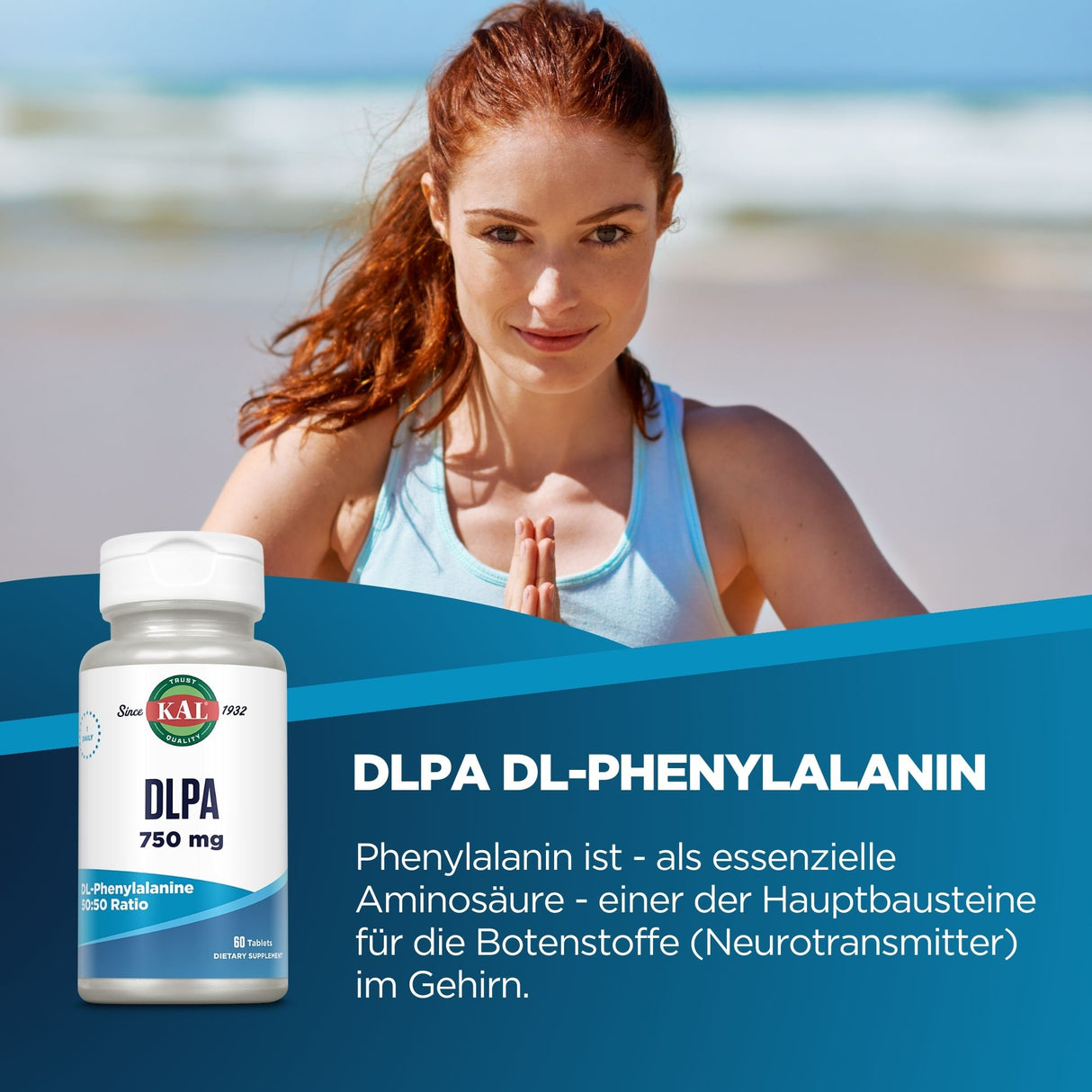 Eine Frau mit rotem Haar steht am Strand und hält ihre Hände in einer Gebetsposition. Sie trägt ein hellblaues Oberteil. Links unten im Bild ist eine Flasche DLPA DL-Phenylalanin von KAL zu sehen. Der Hintergrund zeigt das Meer mit leichtem Wellengang. Der Himmel ist blau und wolkenlos. Ein Text auf dem Bild beschreibt die Bedeutung von Phenylalanin als essentielle Aminosäure für Neurotransmitter im Gehirn.