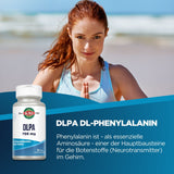 Eine Frau mit rotem Haar steht am Strand und hält ihre Hände in einer Gebetsposition. Sie trägt ein hellblaues Oberteil. Links unten im Bild ist eine Flasche DLPA DL-Phenylalanin von KAL zu sehen. Der Hintergrund zeigt das Meer mit leichtem Wellengang. Der Himmel ist blau und wolkenlos. Ein Text auf dem Bild beschreibt die Bedeutung von Phenylalanin als essentielle Aminosäure für Neurotransmitter im Gehirn.