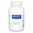 Eine weiße Kunststoffflasche mit Schraubverschluss, darauf das Etikett 'pure encapsulations Magnesium Magnesiumcitrat'. Die Flasche enthält 90 Kapseln und ist vegan. Das Etikett ist blau und weiß, mit Informationen über das Produkt.