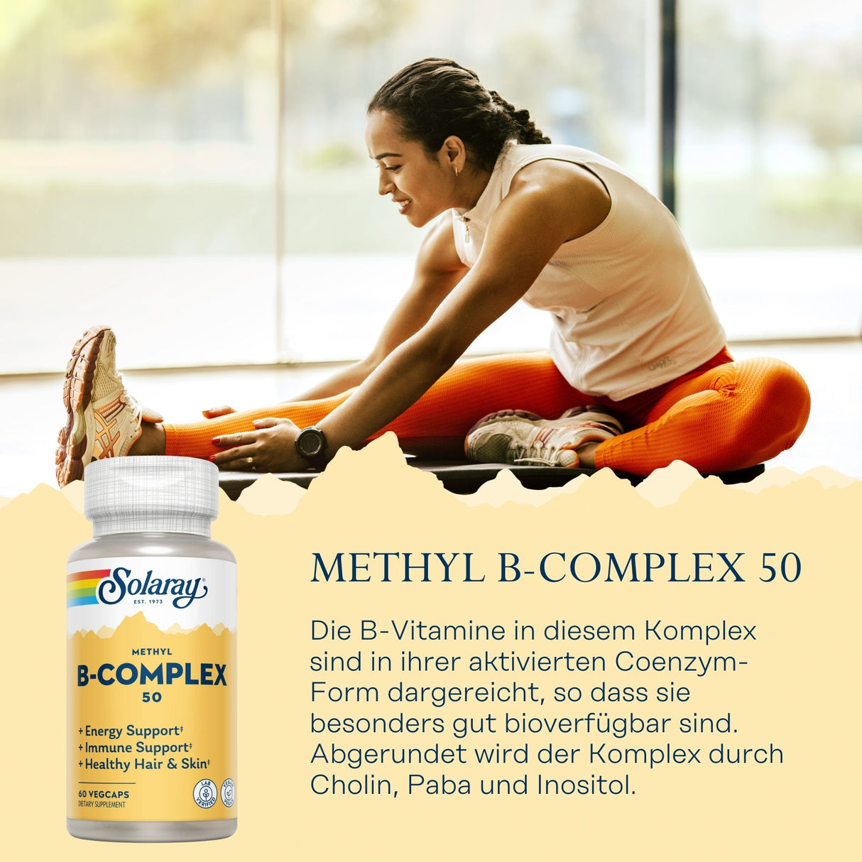 Eine Frau in Sportkleidung dehnt sich auf einem Boden in einem hellen Raum. Sie trägt ein weißes Oberteil und orangefarbene Leggings. Neben ihr ist eine Verpackung von Solaray Methyl B-Complex 50 abgebildet. Auf der Verpackung stehen Informationen zu den Inhaltsstoffen und Vorteilen des Produkts, wie Energieunterstützung und Immunsystemstärkung. Die Szene wirkt motivierend und gesundheitsbewusst.
