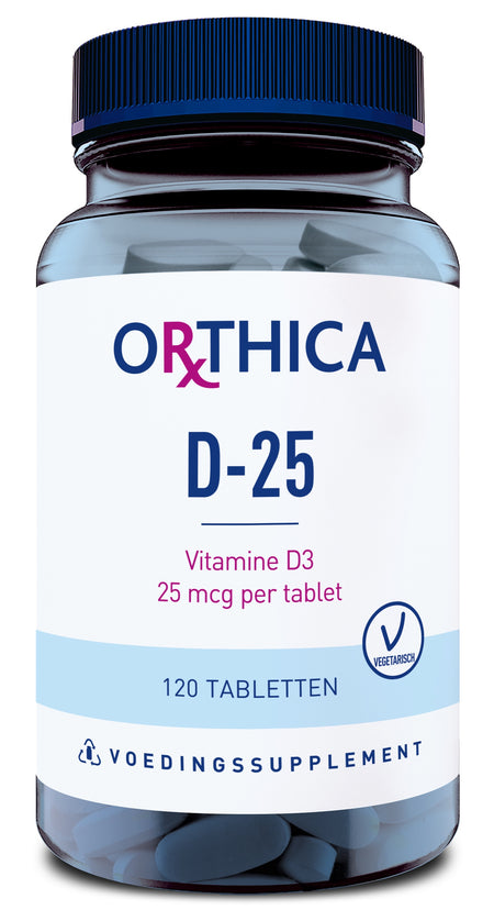 Eine Flasche mit dem Nahrungsergänzungsmittel Orthica D-25, das Vitamin D3 enthält. Die Flasche ist blau und enthält 120 Tabletten, die jeweils 25 mcg Vitamin D3 liefern. Auf dem Etikett steht "Vegetarisch" und "Voedingssupplement".