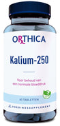 Eine Flasche mit der Aufschrift 'ORTHICA Kalium-250', die 60 Tabletten enthält. Die Verpackung ist blau und weiß mit einem veganen Symbol.