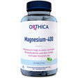 Eine Flasche mit der Aufschrift 'Orthica Magnesium-400' steht im Vordergrund. Die Flasche ist transparent und enthält Tabletten. Auf dem Etikett steht, dass Magnesium zur normalen Muskelfunktion und zum Erhalt normaler Knochen beiträgt. Die Flasche enthält 120 Tabletten und ist als vegan gekennzeichnet. Das Design ist schlicht mit blauer und weißer Farbgebung.