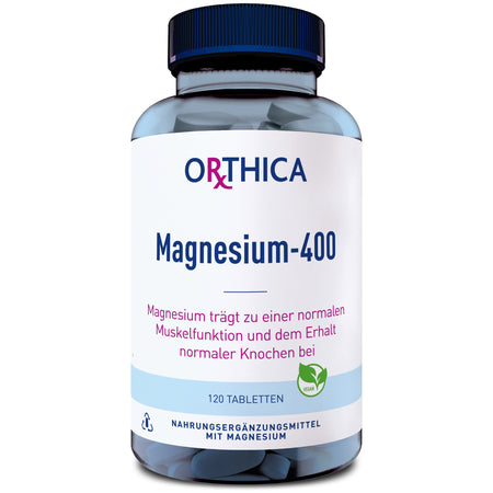 Eine Flasche mit der Aufschrift 'Orthica Magnesium-400' steht im Vordergrund. Die Flasche ist transparent und enthält Tabletten. Auf dem Etikett steht, dass Magnesium zur normalen Muskelfunktion und zum Erhalt normaler Knochen beiträgt. Die Flasche enthält 120 Tabletten und ist als vegan gekennzeichnet. Das Design ist schlicht mit blauer und weißer Farbgebung.