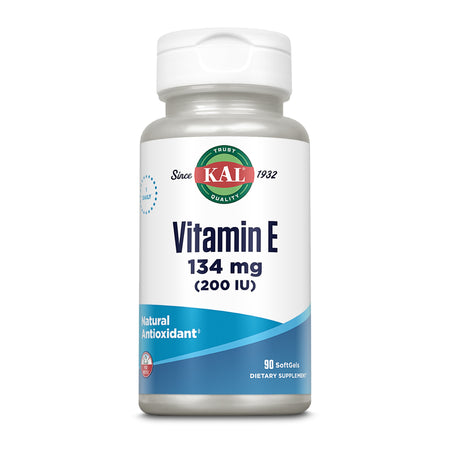 Eine weiße Plastikflasche mit einem Etikett, das "KAL Vitamin E 134 mg (200 IU)" zeigt. Das Etikett ist in Blau und Weiß gehalten und enthält weitere Informationen wie "Natural Antioxidant" und "90 SoftGels". Der Hintergrund ist weiß.