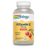 Das Bild zeigt eine Flasche Solaray Vitamin C 500 mg Kautabletten. Die Flasche ist weiß mit einem gelben Etikett, auf dem der Markenname und die Produktinformationen in blauer Schrift stehen. Es sind 100 Kautabletten enthalten, die den Geschmack von natürlicher Kirsche haben. Das Etikett zeigt auch ein Bild von Kirschen und betont die Unterstützung des Immunsystems. Die Flasche hat einen weißen Schraubverschluss.