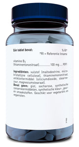 Eine durchsichtige Flasche mit blauem Deckel, gefüllt mit blauen Tabletten. Auf dem weißen Etikett stehen Informationen zu den Inhaltsstoffen, darunter Vitamin B1 (Thiaminmononitraat) mit 100 mg. Die Zutatenliste enthält Füllstoffe wie Maltodextrin und mikrokristalline Cellulose. Es wird darauf hingewiesen, dass keine Hefe, Saccharose oder synthetische Konservierungsmittel enthalten sind. Das Produkt ist für Vegetarier und Veganer geeignet.