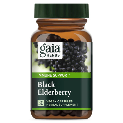 Ein Glasbehälter mit einem grünen Schraubdeckel enthält schwarze Holunderbeeren. Auf dem Etikett steht "gaia HERBS", "IMMUNE SUPPORT", "Black Elderberry", "30 VEGAN CAPSULES HERBAL SUPPLEMENT". Die Flasche ist transparent und zeigt die Beeren im Inneren.