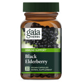 Ein Glasbehälter mit einem grünen Schraubdeckel enthält schwarze Holunderbeeren. Auf dem Etikett steht "gaia HERBS", "IMMUNE SUPPORT", "Black Elderberry", "30 VEGAN CAPSULES HERBAL SUPPLEMENT". Die Flasche ist transparent und zeigt die Beeren im Inneren.