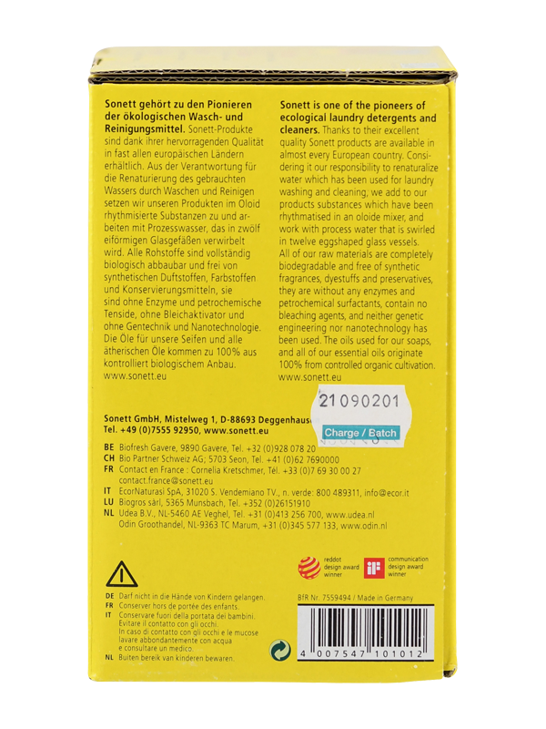 Die Abbildung zeigt die Rückseite einer gelben Verpackung von Sonett, einem ökologischen Wasch- und Reinigungsmittel. Auf der Verpackung sind Texte in Deutsch und Englisch, die die umweltfreundlichen Eigenschaften des Produkts hervorheben. Es gibt Kontaktinformationen für verschiedene Länder sowie ein Barcode und eine Chargennummer. Das Produkt wird in Deutschland hergestellt.
