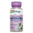 Eine Flasche mit Nahrungsergänzungsmitteln der Marke Solaray. Auf dem Etikett steht: 'Vital Extracts Resveratrol Japanese Knotweed 225 mg'. Die Flasche hat einen lila Deckel und ein lila Etikett mit einem Bild von japanischem Staudenknöterich.