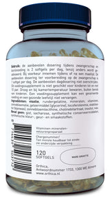 Das Bild zeigt eine Flasche mit einem blauen Schraubverschluss und einem Etikett in niederländischer Sprache. Die Flasche enthält 120 Softgels eines Vitamin-Mineralpräparats der Marke Orthica. Auf dem Etikett sind Gebrauchsanweisungen, Zutaten und Herstellerinformationen zu sehen. Die Flasche ist durchsichtig und zeigt die gelben Softgels im Inneren. Die Adresse des Herstellers ist in Almere, Niederlande.
