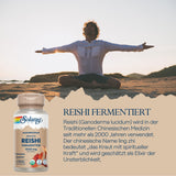 Das Bild zeigt einen Mann in einem weißen Hemd, der im Schneidersitz auf einem Sandstrand sitzt, die Arme ausgestreckt, während die Sonne im Hintergrund untergeht. Im Vordergrund ist eine Flasche mit der Aufschrift 'Solaray Reishi Fermentiert'. Der Text beschreibt die Vorteile des Reishi-Pilzes in der traditionellen chinesischen Medizin.