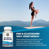 Eine Frau macht Dehnübungen auf einem Berggipfel bei klarem Himmel. Im Vordergrund ist eine Flasche mit der Aufschrift "100% Vegetarisch MSM & Glucosamin" zu sehen. Der Hintergrund zeigt eine Berglandschaft. Der Text erklärt die Vorteile von MSM und Glucosamin für die Gelenkgesundheit.