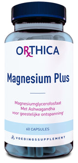 Das Bild zeigt eine Flasche mit dem Nahrungsergänzungsmittel "Orthica Magnesium Plus". Die Flasche hat einen blauen Deckel und enthält 60 Kapseln. Auf dem Etikett steht "Magnesiumglycerofosfaat Met Ashwagandha voor geestelijke ontspanning". Das Produkt dient zur Unterstützung der geistigen Entspannung.