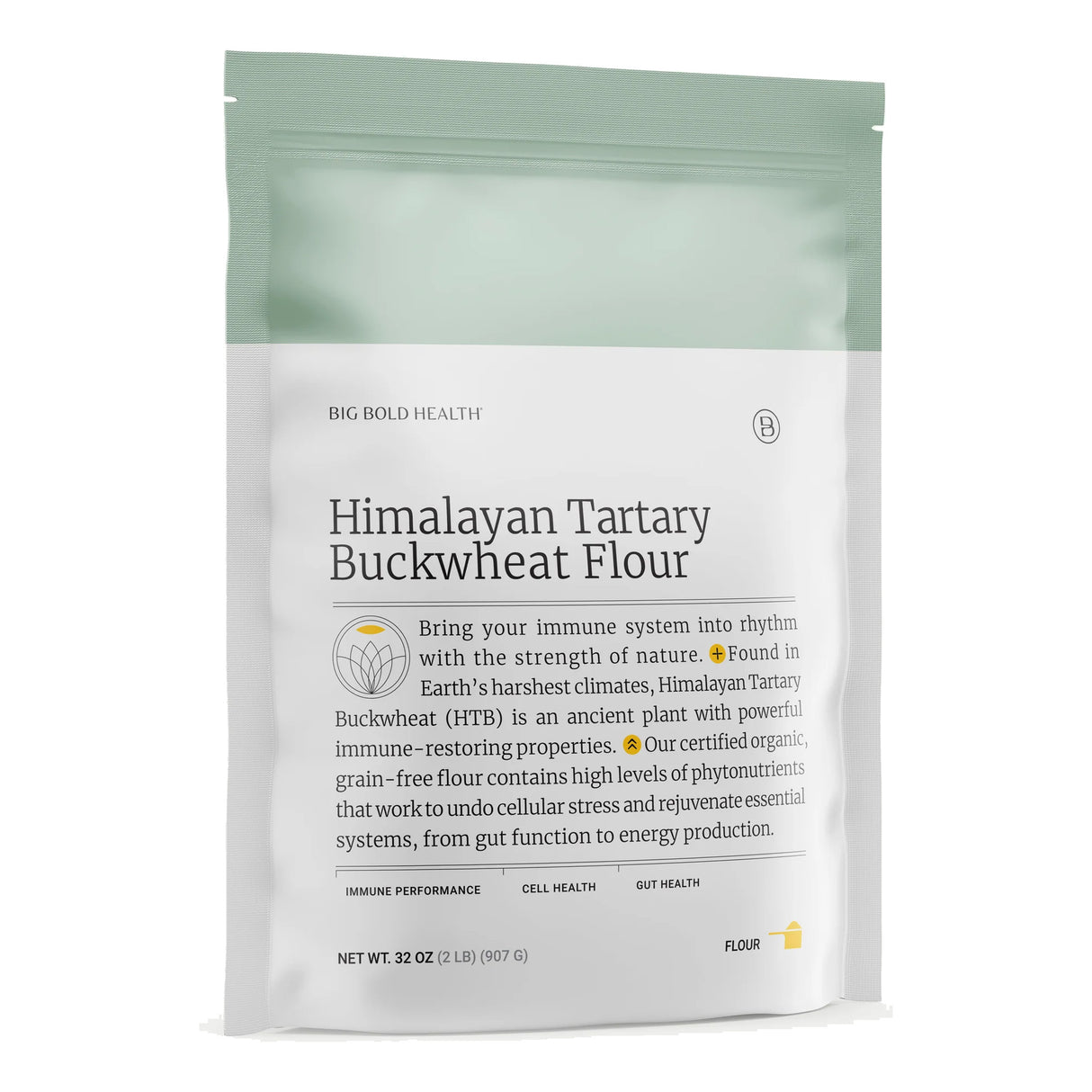 Die Abbildung zeigt eine Verpackung von "Himalayan Tartary Buckwheat Flour" der Marke Big Bold Health. Die Verpackung ist weiß mit einem grünen oberen Rand. Auf der Vorderseite steht der Produktname in großer Schrift, darunter befindet sich ein Text, der die gesundheitlichen Vorteile des Produkts beschreibt. Es wird hervorgehoben, dass das Mehl aus einem alten Pflanzenstamm stammt, der in extremen Klimazonen wächst und starke immunstärkende Eigenschaften besitzt. Am unteren Rand der Verpackung sind die Begr