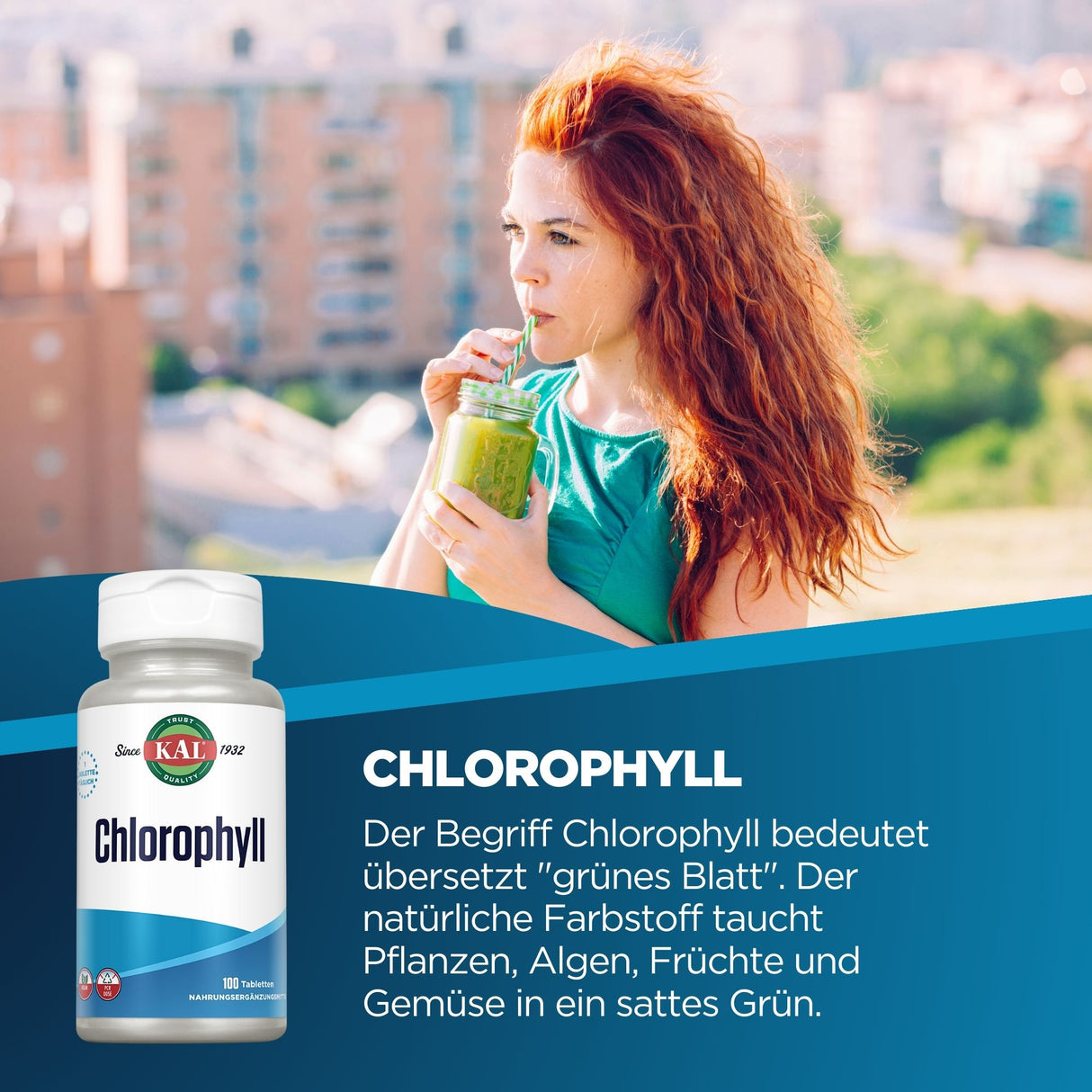 Eine Frau mit roten Haaren trinkt aus einem Glas mit grünem Getränk, möglicherweise Chlorophyll, auf einer städtischen Terrasse. Im Hintergrund sind unscharfe Gebäude zu sehen. Auf der linken Seite ist eine Verpackung mit der Aufschrift 'Chlorophyll' abgebildet.