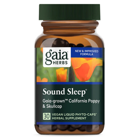 Das Bild zeigt ein Glas mit Nahrungsergänzungsmitteln der Marke Gaia Herbs. Auf dem Etikett steht 'Sound Sleep', 'Gaia-grown California Poppy & Skullcap'. Es ist ein veganes Produkt mit 30 Flüssigkapseln. Das Etikett hat ein Bild von orangefarbenen Mohnblumen und einen Hinweis auf eine neue und verbesserte Formel.