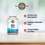 Eine Flasche des Nahrungsergänzungsmittels 'KAL Gluco Balance' steht auf einem Tisch. Auf der Flasche sind Informationen zu Inhaltsstoffen und Nutzen zu sehen. Im Hintergrund ist ein verschwommener Raum. Rechts neben der Flasche sind drei Textblöcke mit Häkchen, die die Vorteile des Produkts hervorheben: Mit Chrom, Zimt & Alpha-Liponsäure; Langjährige, markterprobte Formel; 60 vegane Tabletten pro Packung. Oben ist das KAL-Logo mit dem Text 'Since 1932'.