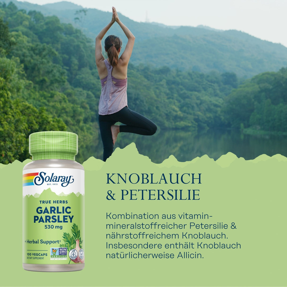 Eine Frau in Sportkleidung steht in einer Yoga-Pose am Ufer eines Sees, umgeben von bewaldeten Hügeln. Im Vordergrund ist eine Flasche Solaray Knoblauch & Petersilie Nahrungsergänzungsmittel abgebildet. Der Hintergrund zeigt eine ruhige, natürliche Landschaft. Text auf dem Bild beschreibt die Vorteile des Produkts, das Allicin enthält.