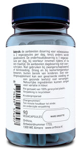 Das Bild zeigt eine Flasche mit einem blauen Deckel und einem weißen Etikett. Auf dem Etikett steht ein Text auf Niederländisch, der Anweisungen zur Verwendung von Vegacapsules gibt. Die Flasche enthält 90 Vegacapsules und ist aus 100% recyceltem Plastik hergestellt. Die Verpackung ist recycelbar. Der Text enthält auch Informationen über den Hersteller Orthica, mit einer Adresse in Almere, Niederlande.