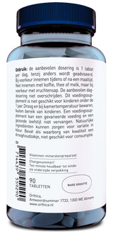 Das Bild zeigt eine blaue Flasche mit einem weißen Etikett. Auf dem Etikett steht ein Text auf Niederländisch, der Anweisungen zur Einnahme eines Nahrungsergänzungsmittels gibt. Die Flasche enthält 90 Tabletten und stammt von der Marke Orthica mit Sitz in Almere, Niederlande. Es gibt einen Barcode und Informationen zur Haltbarkeit.