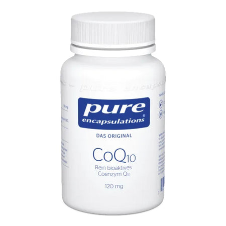 Das Bild zeigt eine weiße Plastikflasche mit einem Schraubverschluss. Auf dem Etikett steht 'pure encapsulations CoQ10 Rein bioaktives Coenzym Q10 120 mg'. Die Flasche ist vor einem weißen Hintergrund platziert.