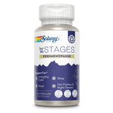 Die Abbildung zeigt eine Flasche mit Nahrungsergänzungsmitteln der Marke Solaray. Auf dem Etikett steht 'her life STAGES PERIMENOPAUSE'. Die Flasche ist weiß mit einem violetten Etikett und enthält 60 vegane Kapseln. Sie bietet Unterstützung für einen gesunden Zyklus, Schlaf, Stimmung und Hitzewallungen. Auf dem Etikett sind Symbole für 'Lab Verified', 'Vegan' und 'Non-GMO' zu sehen.