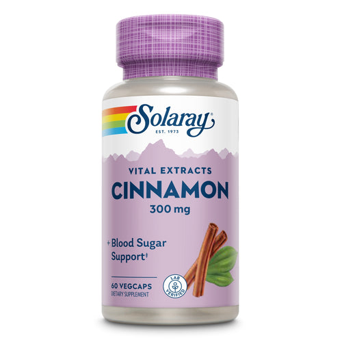 Eine Flasche mit Nahrungsergänzungsmittel der Marke Solaray. Das Produkt heißt "Vital Extracts Cinnamon 300 mg" und unterstützt den Blutzuckerspiegel. Die Flasche ist lila mit einem Etikett, das Zimtstangen und ein grünes Blatt zeigt. Enthält 60 VegCaps.
