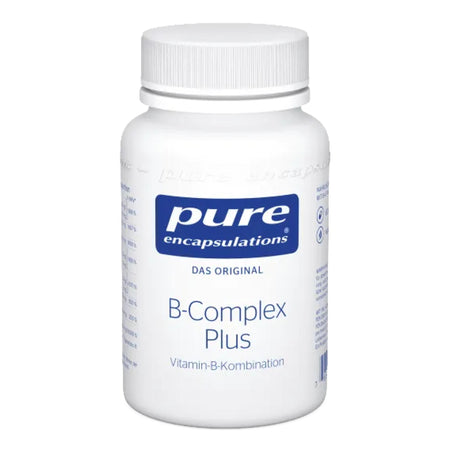 Eine weiße Kunststoffflasche mit einem Schraubdeckel, auf der "pure encapsulations B-Complex Plus Vitamin-B-Kombination" in blauer Schrift steht. Die Flasche steht aufrecht vor einem weißen Hintergrund.