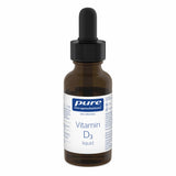 Eine braune Glasflasche mit einer weißen Etikette, auf der "pure encapsulations Vitamin D3 liquid" steht. Die Flasche hat einen schwarzen Tropfverschluss.