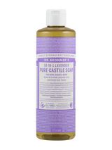 Das Bild zeigt eine Flasche Dr. Bronner's 18-in-1 Lavendel Pure-Castile Seife. Die Flasche ist zylinderförmig und hat ein lila Etikett mit weißen und lila Texten. Die Seife ist für Körper, Hände und mehr geeignet und besteht aus zertifizierten Bio-Ölen. Sie ist fair gehandelt und vegan. Die Flasche hat einen weißen Verschluss und fasst 475 ml. Auf dem Etikett sind zahlreiche Informationen zu Inhaltsstoffen und Nutzungsmöglichkeiten abgedruckt.