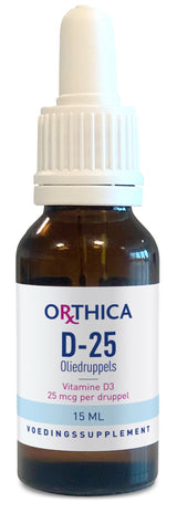 Braunes Glasfläschchen mit weißem Tropfverschluss. Auf dem Etikett steht: "ORTHICA D-25 Oliedruppels, Vitamine D3, 25 mcg per druppel, 15 ML, VOEDINGSSUPPLEMENT".