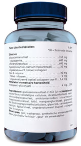 Das Bild zeigt eine blaue Plastikflasche mit einem Etikett, das die Inhaltsstoffe von Nahrungsergänzungsmitteln in niederländischer Sprache auflistet. Die Flasche hat einen blauen Schraubverschluss. Auf dem Etikett sind verschiedene Zutaten wie Glucosaminsulfaat, Chondroïtinesulfaat und Hyaluronzuur aufgeführt.