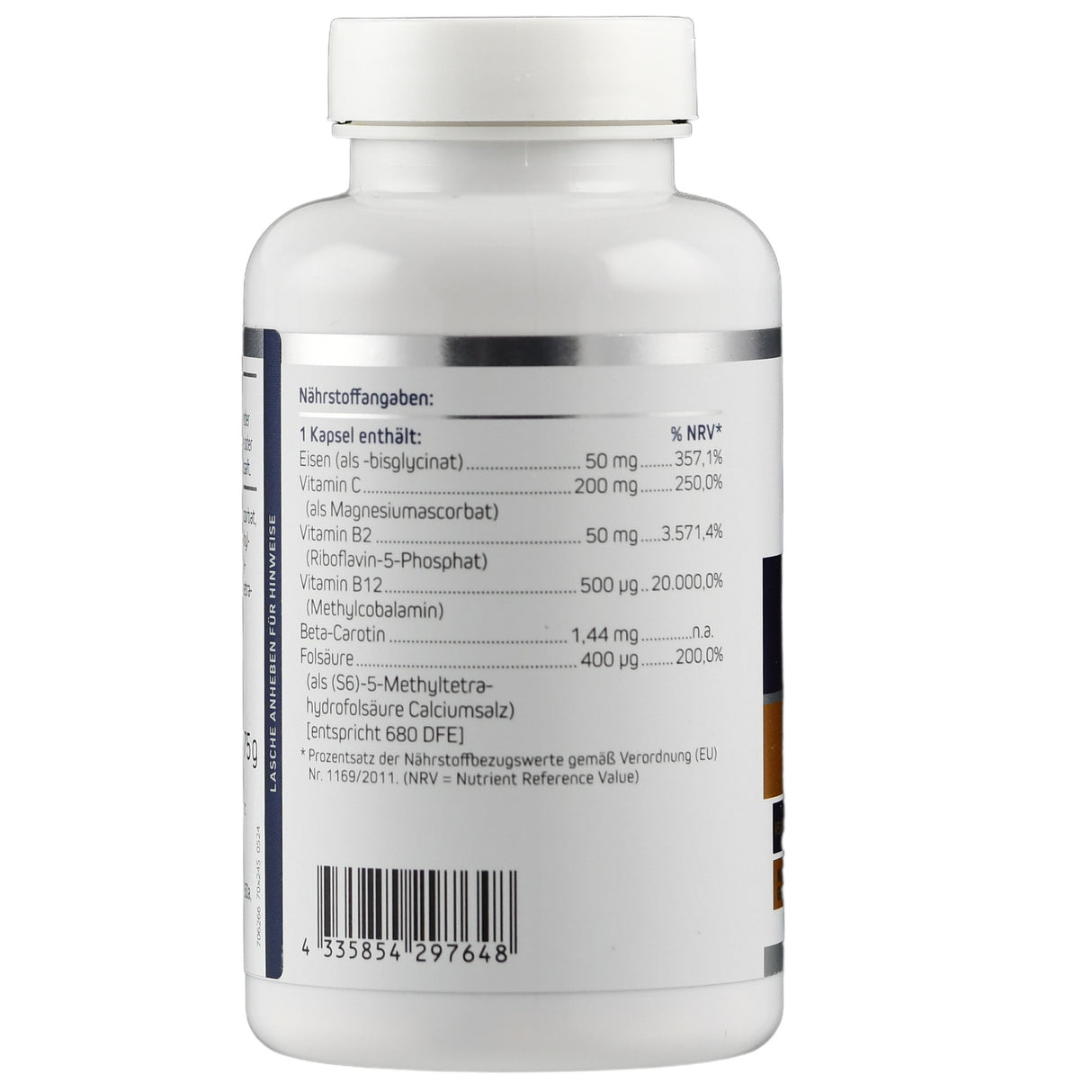 Das Bild zeigt eine weiße Plastikflasche mit einem Etikett, das Nährstoffangaben enthält. Die Flasche steht aufrecht und das Etikett listet verschiedene Vitamine und Mineralien mit ihren Mengen und Prozentwerten der Referenzwerte auf. Ein Barcode ist am unteren Rand des Etiketts sichtbar. Die Flasche ist auf einem weißen Hintergrund fotografiert.