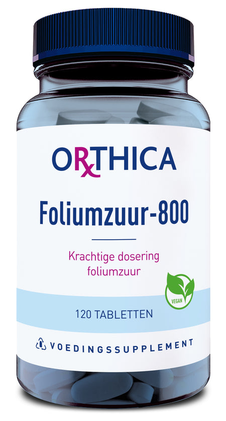Das Bild zeigt eine Flasche des Nahrungsergänzungsmittels Orthica Foliumzuur-800. Die Flasche ist transparent mit einem blauen Deckel. Auf dem Etikett stehen die Worte 'Krachtige dosering foliumzuur', '120 Tabletten', und 'Vegan'.