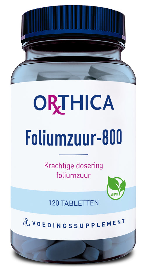 Das Bild zeigt eine Flasche des Nahrungsergänzungsmittels Orthica Foliumzuur-800. Die Flasche ist transparent mit einem blauen Deckel. Auf dem Etikett stehen die Worte 'Krachtige dosering foliumzuur', '120 Tabletten', und 'Vegan'.
