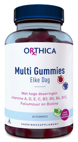 Ein Glasbehälter mit blauen Deckel, beschriftet mit 'ORTHICA Multi Gummies Elke Dag'. Enthält 60 Gummibärchen mit Vitaminen A, D, E, C, B3, B5, B6, B12, Folsäure und Biotin. Der Behälter zeigt Symbole für vegan und Himbeer-Blaubeer-Geschmack.