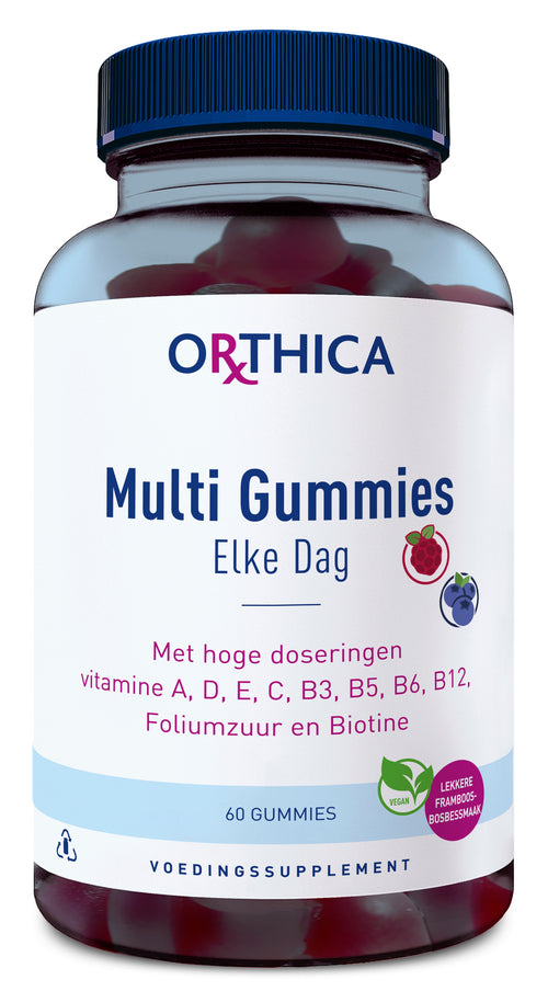 Ein Glasbehälter mit blauen Deckel, beschriftet mit 'ORTHICA Multi Gummies Elke Dag'. Enthält 60 Gummibärchen mit Vitaminen A, D, E, C, B3, B5, B6, B12, Folsäure und Biotin. Der Behälter zeigt Symbole für vegan und Himbeer-Blaubeer-Geschmack.